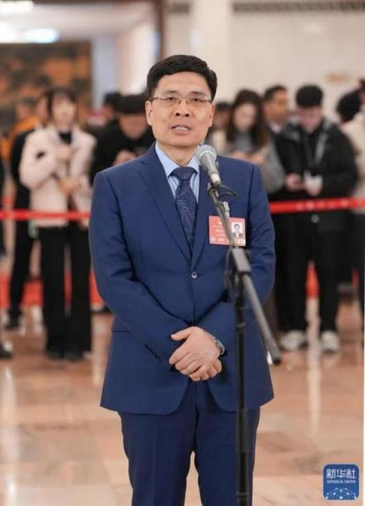 全國人大代表周云杰：要么與AI同進化，要么被AI邊緣化
