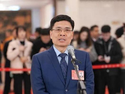 全國人大代表周云杰：要么與AI同進化，要么被AI邊緣化